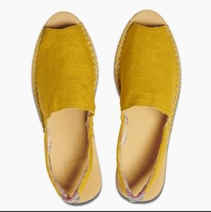 NWT Reef Escape Sling Sunflower Sandals